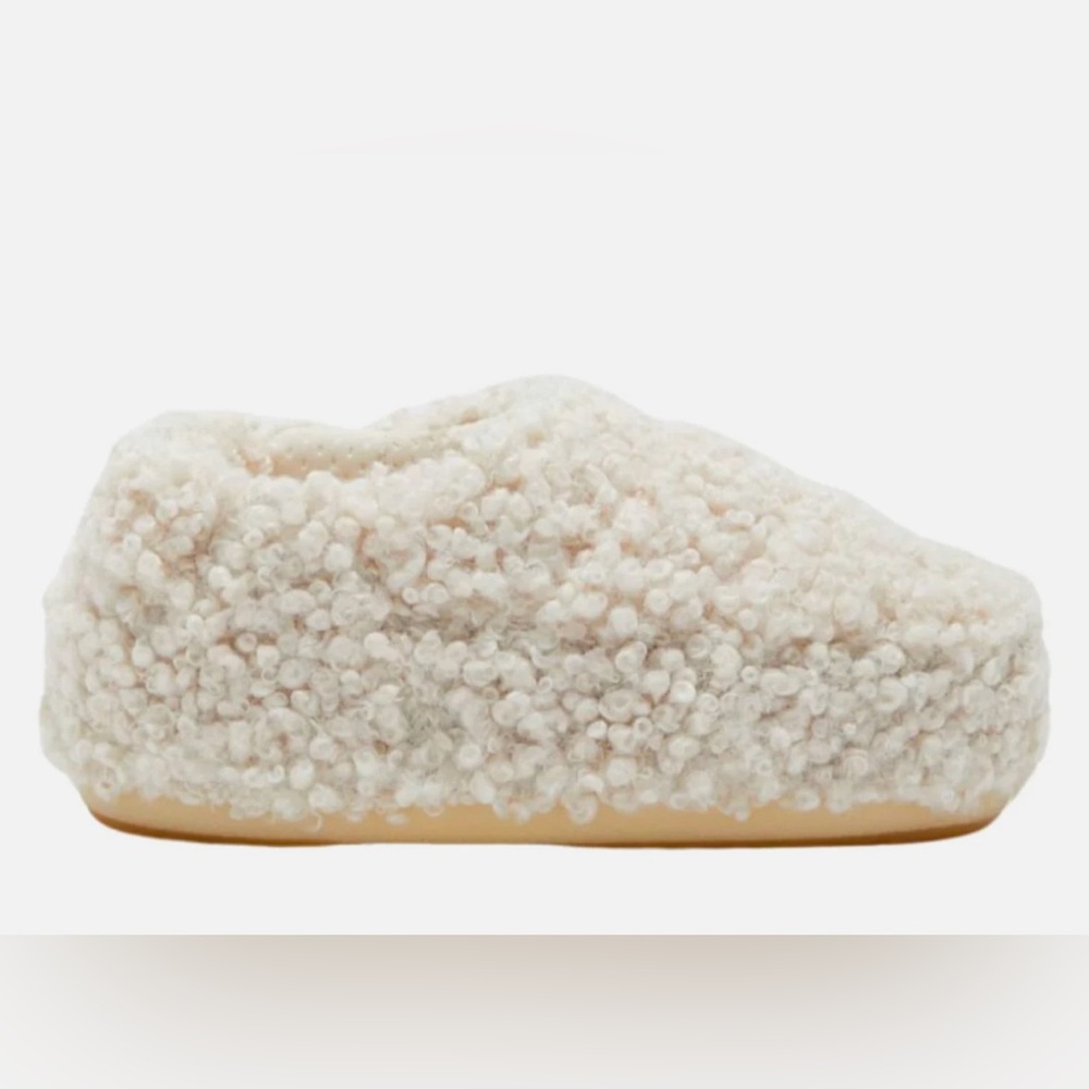 MOON BOOTS NWT Faux fur curly slippers ~ cream